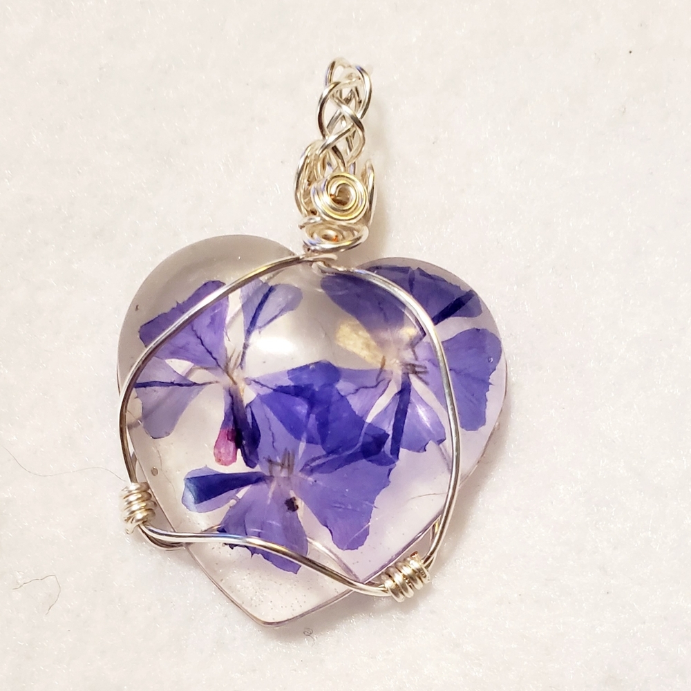 Heart-shaped pendant with chain